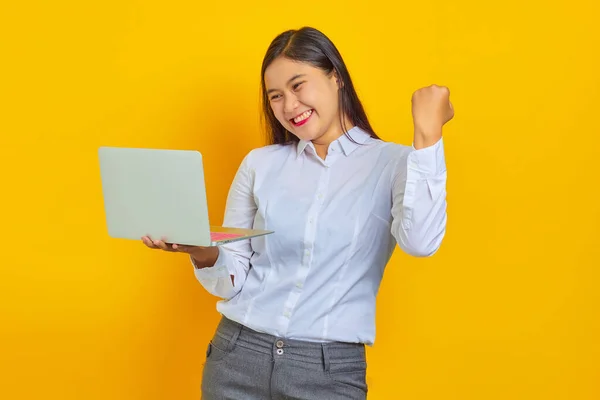 Foto Von Aufgeregten Jungen Geschäftsfrau Mit Selbstbewusstem Gesicht Hält Laptop — Stockfoto