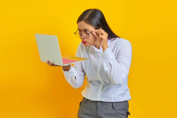 Scioccato Giovane Donna Affari Guardando Computer Portatile Tenendo Gli Occhiali — Foto Stock