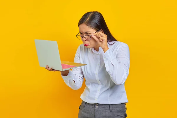 Shocked Young Business Woman Looking Laptop Holding Glasses Yellow Background — Stock Photo, Image