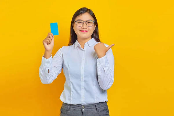 Smiling Young Asian Woman Pointing Finger Copy Space Holding Credit — Stock Photo, Image