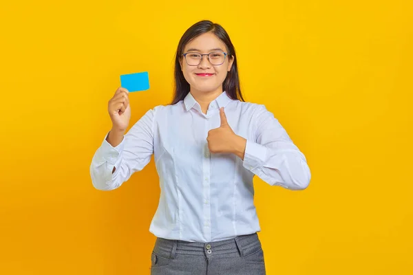 Retrato Mulher Asiática Atraente Segurando Cartão Crédito Mostrando Como Sinal — Fotografia de Stock