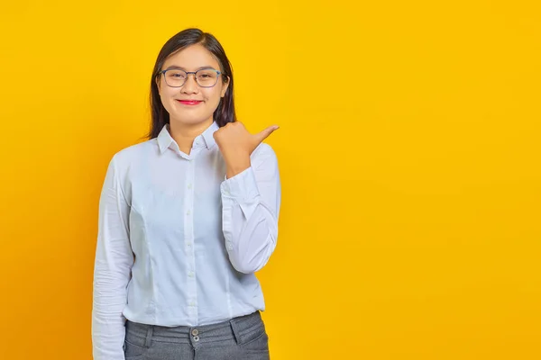 Beautiful Young Business Woman Smiling Confident Face Pointing Empty Space — Stock Photo, Image