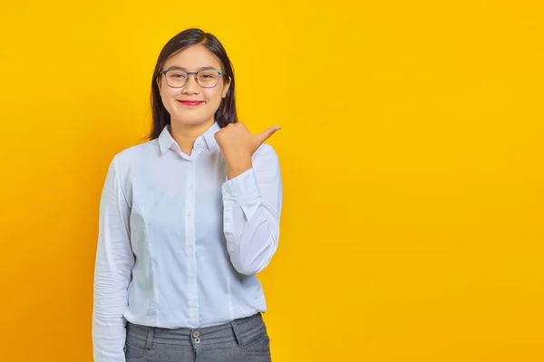 Schöne Junge Geschäftsfrau Lächelt Mit Selbstbewusstem Gesicht Und Zeigt Mit — Stockfoto