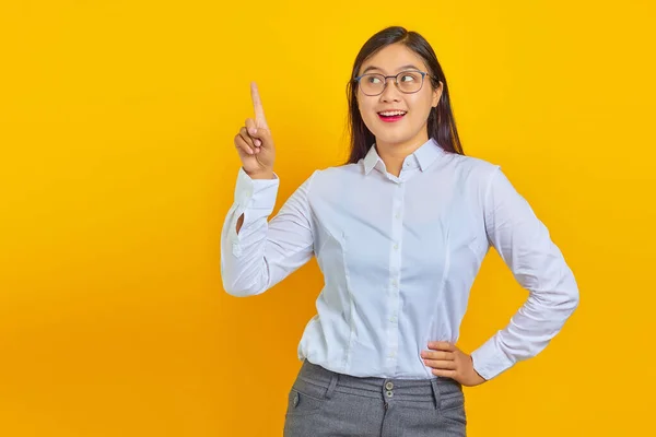 Excited Beautiful Young Business Woman Raising Finger Having Creative Idea — Stock Photo, Image
