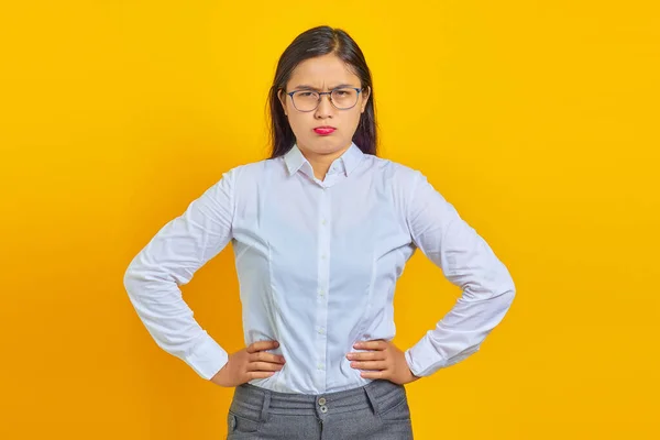 Photo Confused Young Business Woman Looking Ahead Yellow Background — Stock Photo, Image