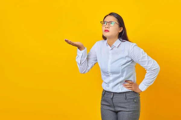 Foto Scioccata Giovane Donna Affari Con Espressione Confusa Dispiaciuta Sfondo — Foto Stock