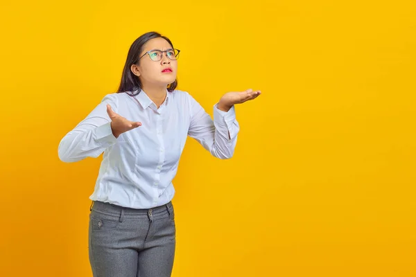 Foto Scioccata Giovane Donna Affari Con Espressione Confusa Dispiaciuta Sfondo — Foto Stock