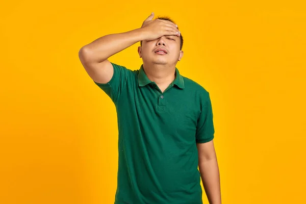 Frustrado Joven Asiático Hombre Sosteniendo Cara Con Una Mano Sobre — Foto de Stock