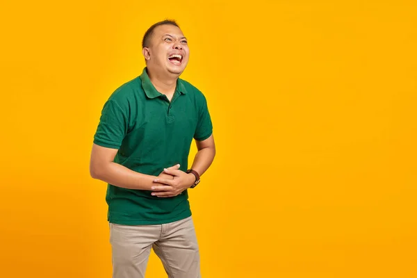 Привабливий Азіатський Молодий Чоловік Голосно Сміється Жовтому Тлі — стокове фото