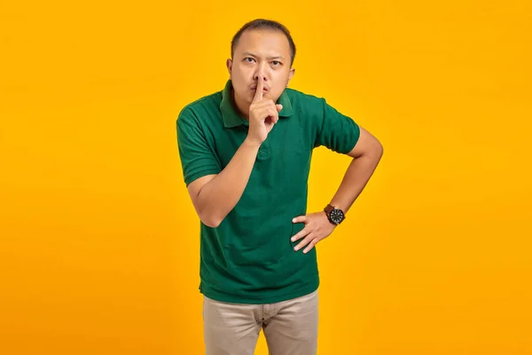 Aantrekkelijke Jonge Aziatische Man Vinger Lippen Het Maken Van Stille — Stockfoto