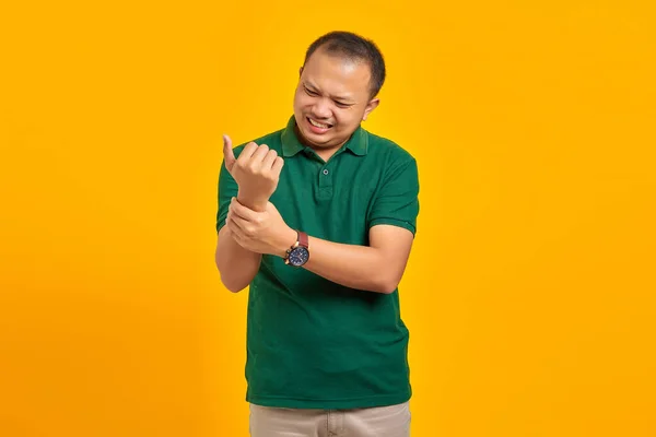 Портрет Азіатського Юнака Який Страждає Від Болю Руках Пальцях Жовтому — стокове фото
