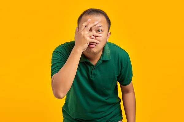 Portrett Overrasket Ung Asiatisk Mann Med Skjult Håndflate – stockfoto