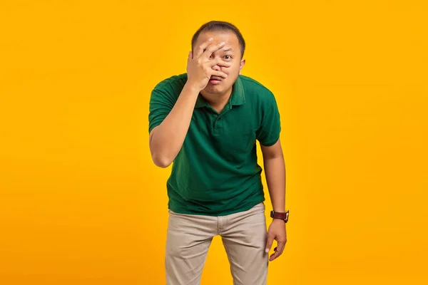Portret Van Verbaasde Jonge Aziatische Man Met Verborgen Palm Zichtbaar — Stockfoto