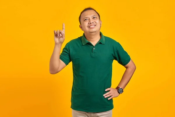 Посміхаючись Молодий Азіат Вказує Пальцями Вгору Має Ідею Жовтому Фоні — стокове фото