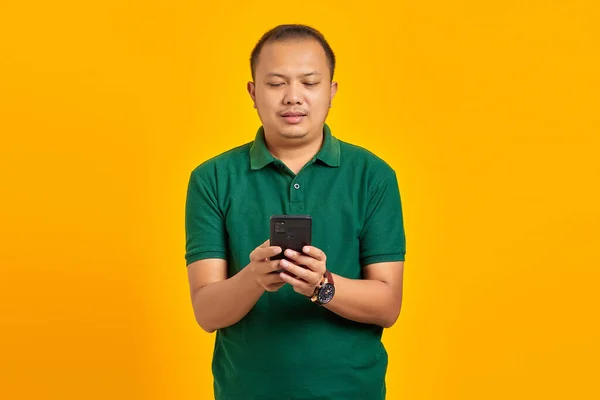 Портрет Усміхненого Молодого Азіатського Чоловіка Який Користується Мобільним Телефоном Жовтому — стокове фото