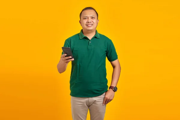 Porträtt Leende Ung Asiatisk Man Som Håller Mobiltelefon Gul Bakgrund — Stockfoto