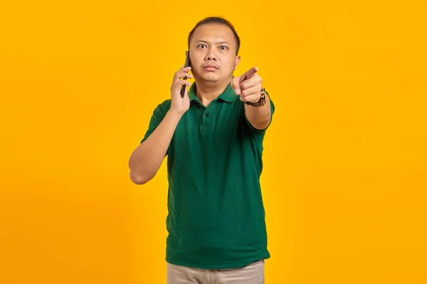 Sint Asiatisk Ung Mann Som Snakker Smarttelefon Gjør Varselstegn Isolert – stockfoto