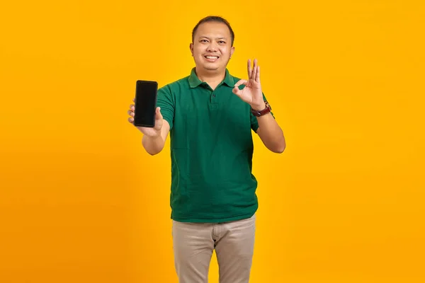 Glücklicher Asiatischer Mann Zeigt Handy Leeren Bildschirm Und Handgeste Okay — Stockfoto