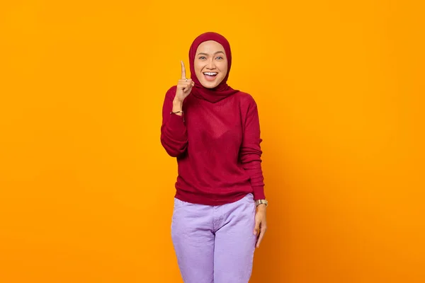 Happy Smiling Asian Woman Raises Index Finger Saying Her Idea — Stock Photo, Image