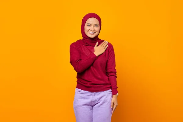 Mulher Asiática Feliz Sorrindo Amigável Cumprimentando Clientes — Fotografia de Stock