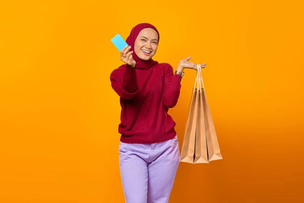 Όμορφη Γυναίκα Κρατώντας Smartphone Και Τσάντα Ψώνια — Φωτογραφία Αρχείου