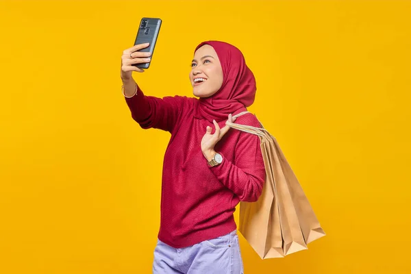 Jovem Mulher Asiática Feliz Segurando Sacos Compras Tirar Uma Selfie — Fotografia de Stock