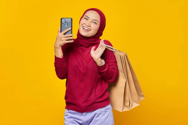 Neşeli Genç Asyalı Kadın Alışveriş Çantası Tutuyor Sarı Arka Planda — Stok fotoğraf