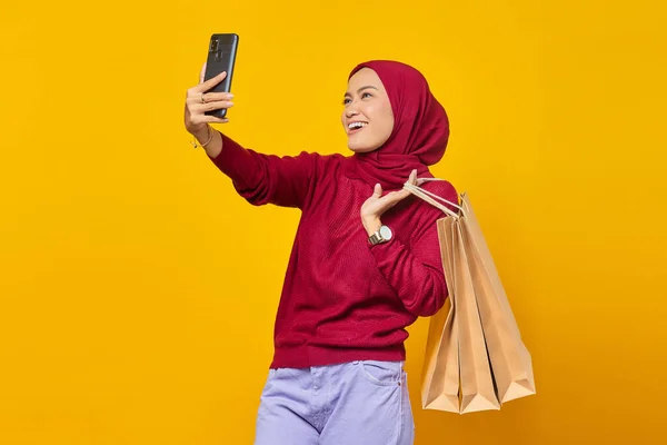 Jovem Mulher Asiática Feliz Segurando Sacos Compras Tirar Uma Selfie — Fotografia de Stock