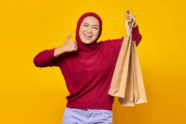 Hermosa Mujer Asiática Mostrando Algunas Bolsas Compras Dando Pulgares Hacia —  Fotos de Stock