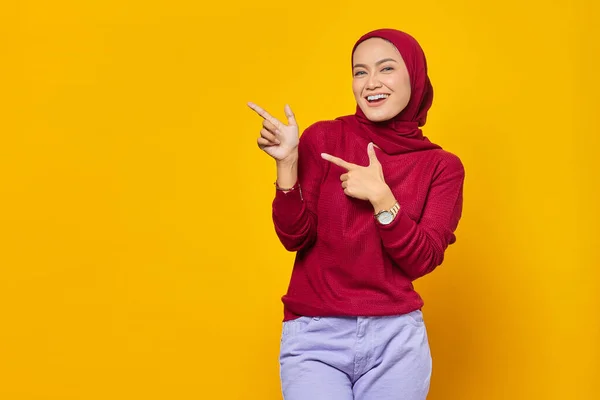 Portrait Smiling Young Asian Woman Pointing Finger Copy Space Yellow — Stock Photo, Image