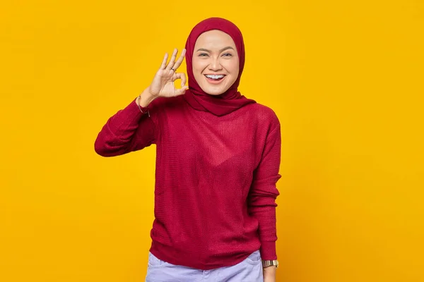 Cheerful Beautiful Asian Woman Showing Gesture Yellow Background — Stock Photo, Image