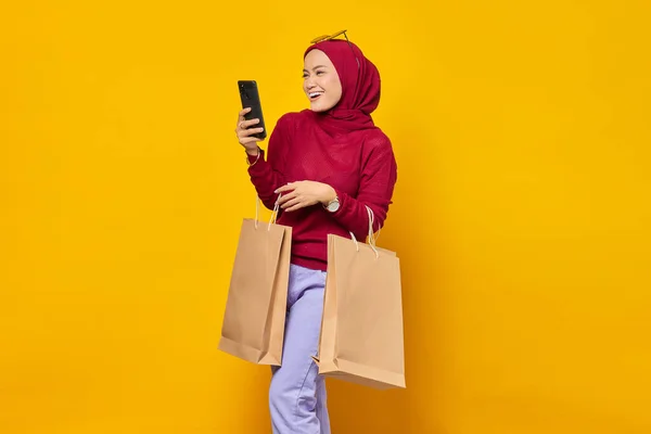 Jovem Mulher Asiática Alegre Lendo Mensagem Smartphone Mostrando Sacos Compras — Fotografia de Stock