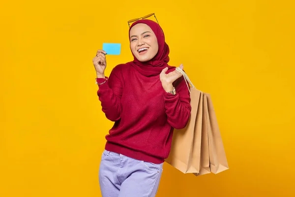 Portrait Cheerful Asian Woman Holding Shopping Bag Show Credit Card — Stok Foto