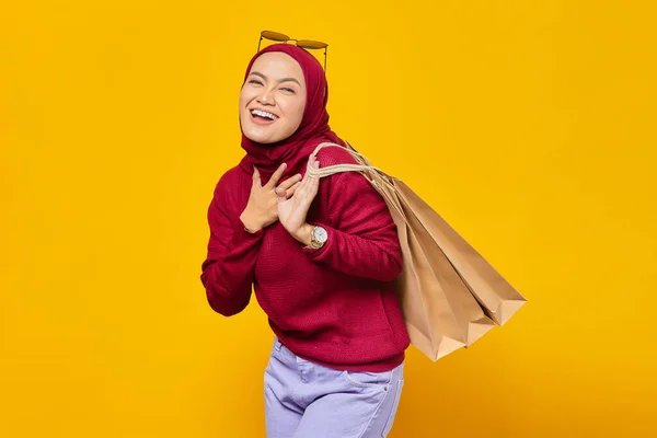 Wanita Asia Muda Yang Bahagia Dengan Tangan Dada Dan Memegang — Stok Foto