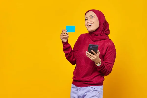 Portré Figyelmes Fiatal Ázsiai Keres Fel Gazdaság Hitelkártya Mobiltelefon Sárga — Stock Fotó