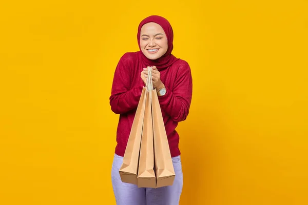 Emocionado Sonriente Mujer Asiática Cerrando Los Ojos Sosteniendo Bolsas Compras —  Fotos de Stock