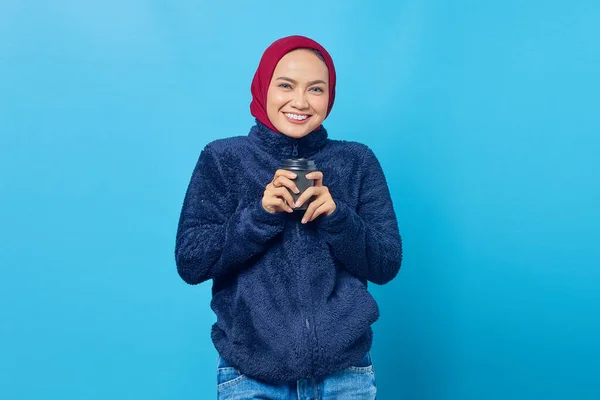 Portret Uśmiechniętej Młodej Azjatki Trzymającej Filiżankę Kawy Dłoni Niebieskim Tle — Zdjęcie stockowe