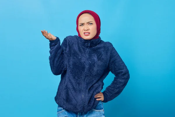 Retrato Bela Mulher Asiática Sentindo Frustrado Irritado Fundo Azul — Fotografia de Stock