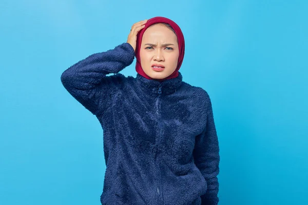 Portré Gyönyörű Ázsiai Érzés Frusztrált Bosszús Kék Háttér — Stock Fotó