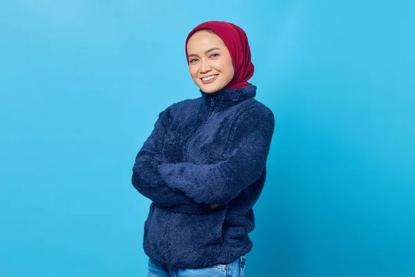 Mavi Arka Planda Ele Tutuşan Gülümseyen Asyalı Genç Kadının Portresi — Stok fotoğraf