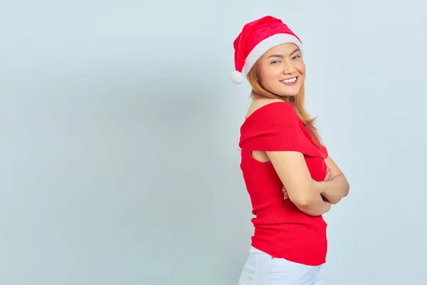 迷人的亚洲女人穿着圣诞礼服站在那里 双臂交叉 充满自信 圣诞节的概念 — 图库照片