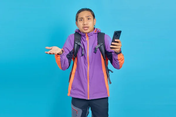 Πορτρέτο Του Έκπληκτος Νεαρός Ασιάτης Κρατώντας Στο Κινητό Τηλέφωνο Ανοιχτό — Φωτογραφία Αρχείου