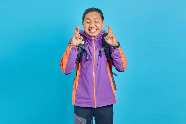 Portrait Happy Young Asian Man Crossing Fingers Good Luck Isolated — Stockfoto