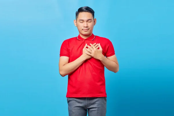 Retrato Joven Asiático Guapo Con Camisa Roja Apretando Las Manos — Foto de Stock