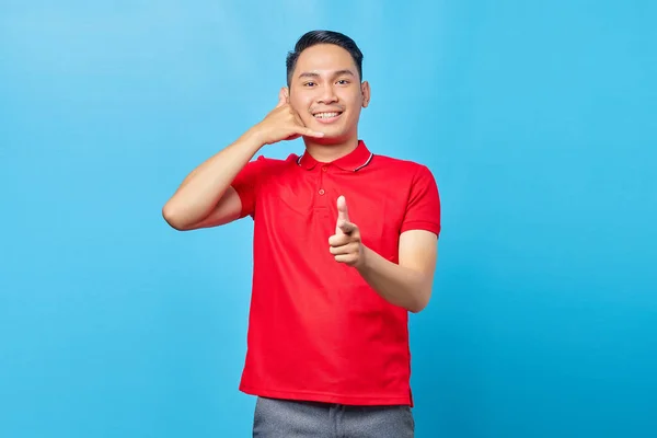 Portret Van Vrolijke Aziatische Jongeman Doen Telefoon Teken Gebaar Wijzend — Stockfoto