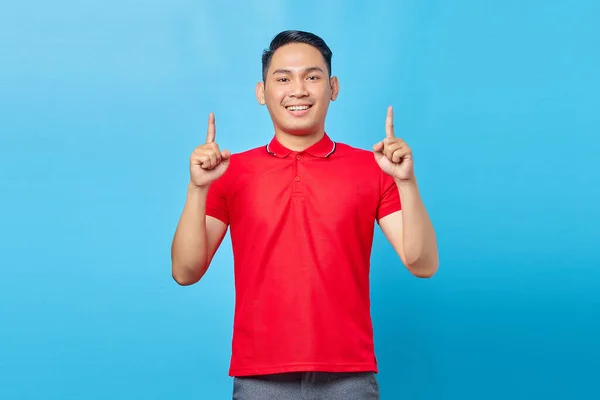 Привабливий Молодий Азіат Червоній Сорочці Усміхається Пальцями Вгору Запрошуючи Клієнтів — стокове фото