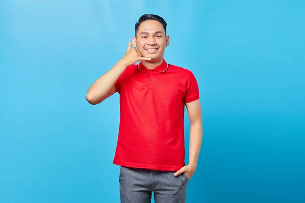 Porträtt Glad Asiatisk Ung Man Gör Telefonskylt Gest Isolerad Blå — Stockfoto
