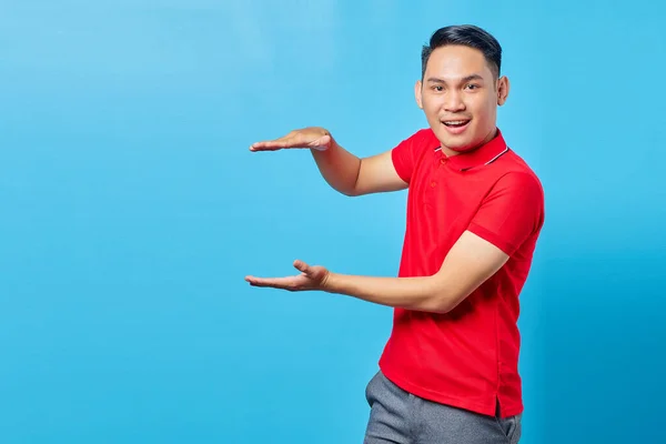 Knappe Aziatische Jongeman Rood Shirt Glimlachen Tonen Product Met Palm — Stockfoto
