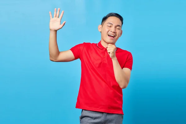 Portret Van Aantrekkelijke Jonge Aziatische Man Rood Shirt Zingen Luid — Stockfoto