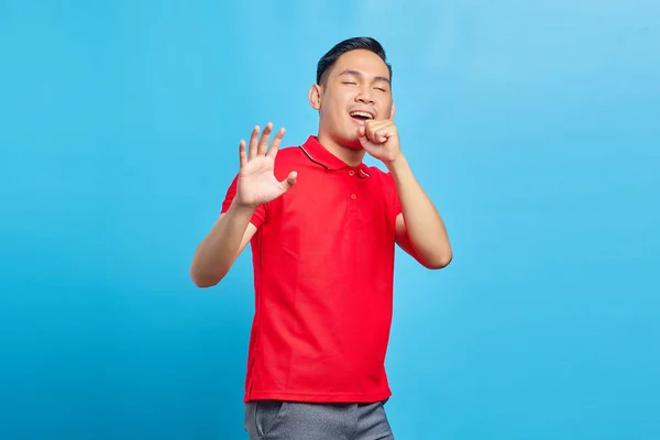 Portrét Atraktivní Mladý Asijský Muž Červené Košili Zpěv Hlasitě Zatímco — Stock fotografie